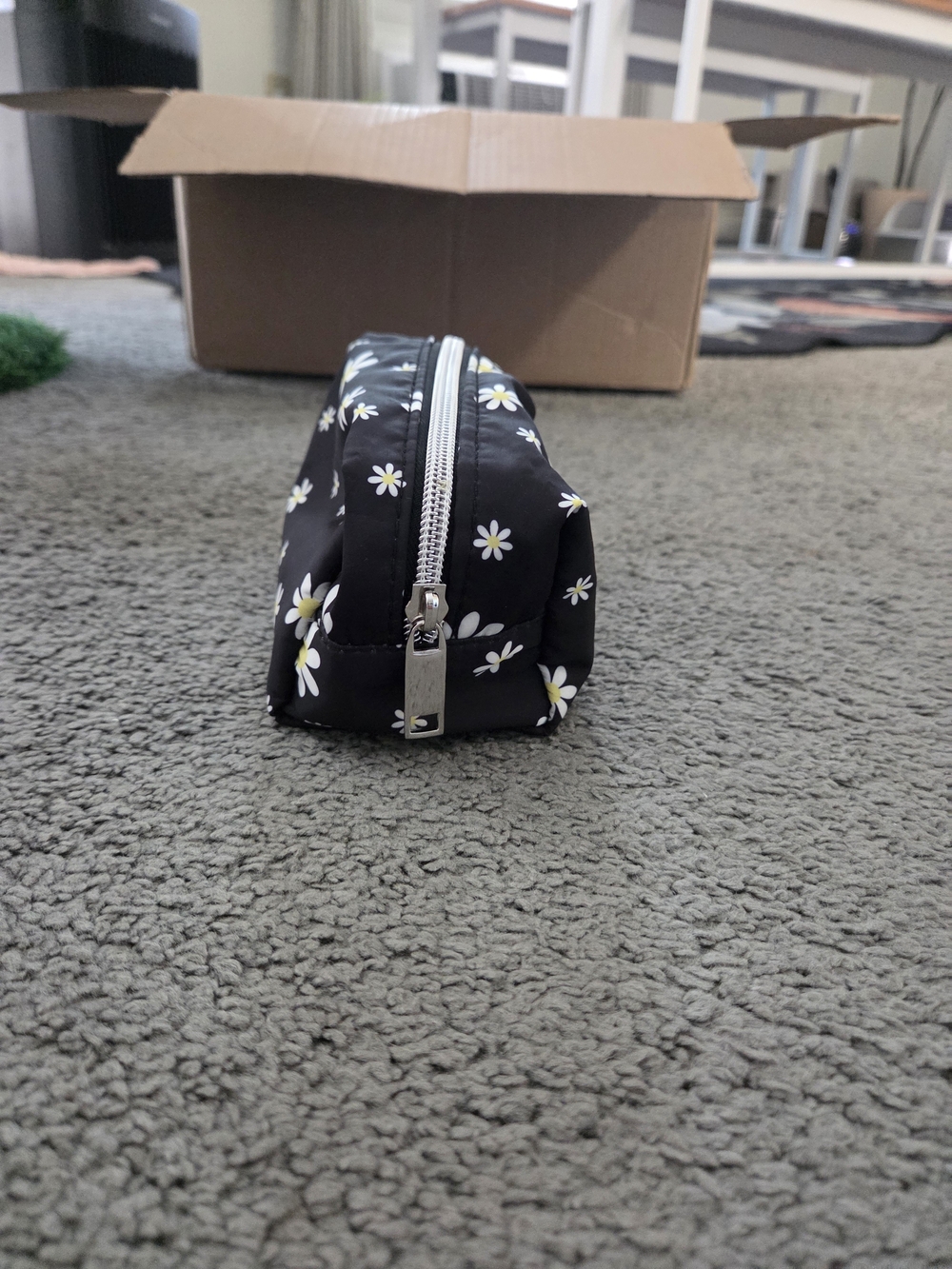 Small Daisy Pouch - Picture 3 of 3